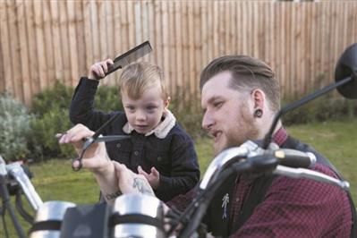 推出|孩子怕理发？英小伙推出“摩托车发廊”