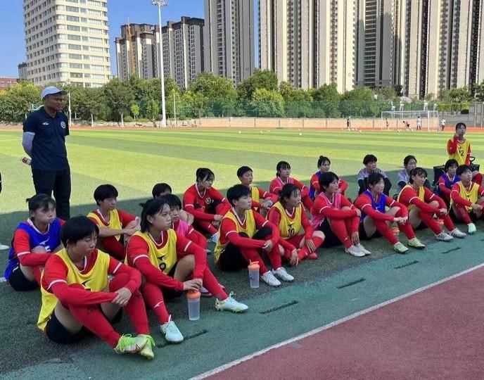 济南历二女足2-0战胜德国队，收获世界中学生足球锦标赛开门红