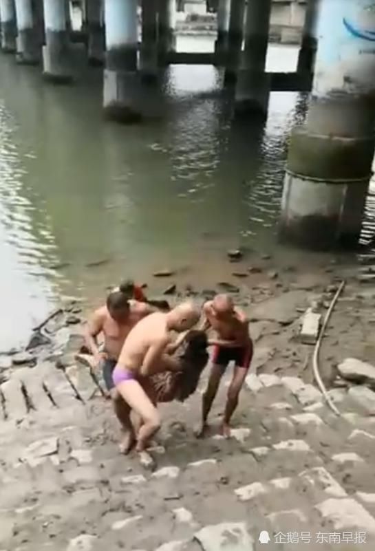  坐在江边|女子离婚又负债，江边欲轻生