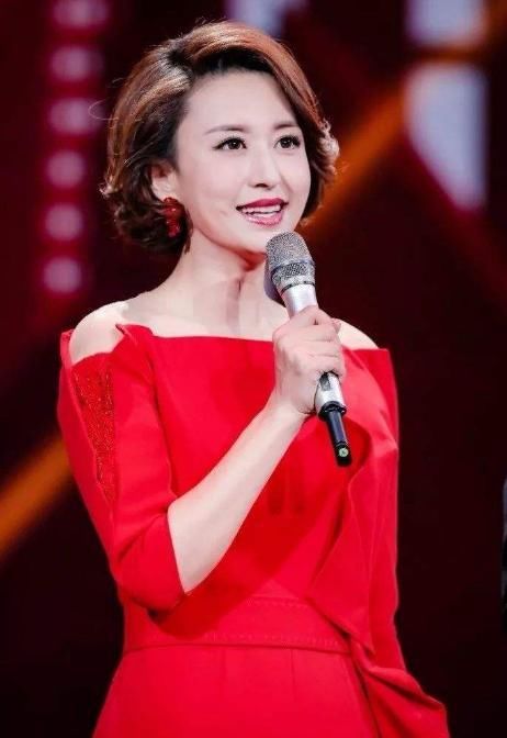  主持人|她是央视主持人，丈夫比她大20岁，站一起像父女
