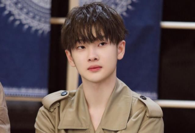  何炅|明星搞笑出圈：周震南2g网何洛洛坐塌蛋糕，他的饭量惊呆何炅