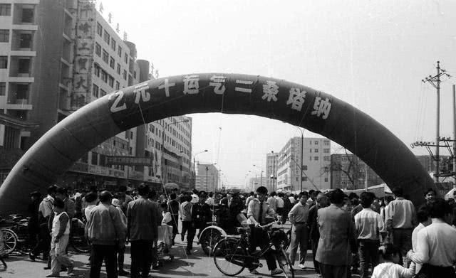 全民|90年代全民“彩票热”：2元就可以抽到桑塔纳？其实是一个大骗局