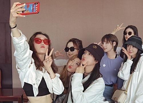  团王|炙热的我们：网曝火箭少女成“团王”，奖励送给硬糖少女303