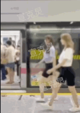 流量|95后地铁里劈叉赚流量？警方出手了！还不止一例……