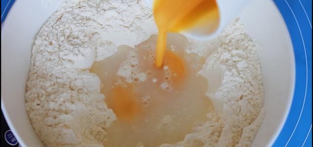 酵母|纯手工制作甜甜圈教程,外焦里嫩颜色金黄,再也不用为早餐发愁了