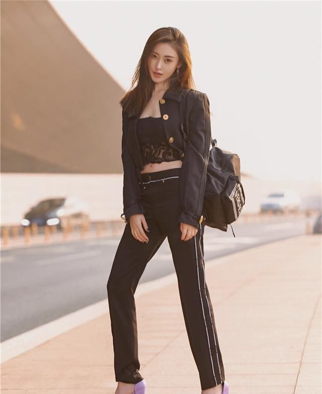  马丁|段艺璇走甜酷路线，条纹套装配马丁靴，细腰长腿身材真好