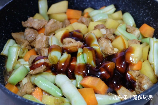  食材|电饭锅只蒸白米饭太浪费，4种食材和大米同煮，有肉有菜香喷喷