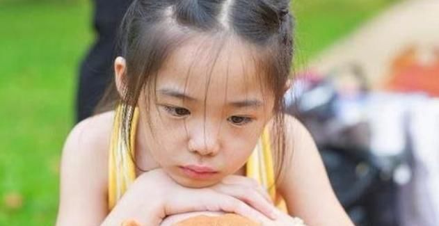 童真|公交车上，4岁女娃的一个行为令乘客气愤：小小年纪就丧失童真