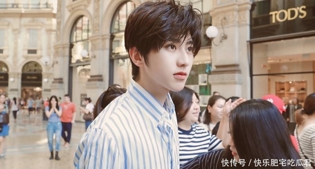 成员|Justin有多爱NPC成员,对朱正廷说土味情话,后台还为蔡徐坤打歌