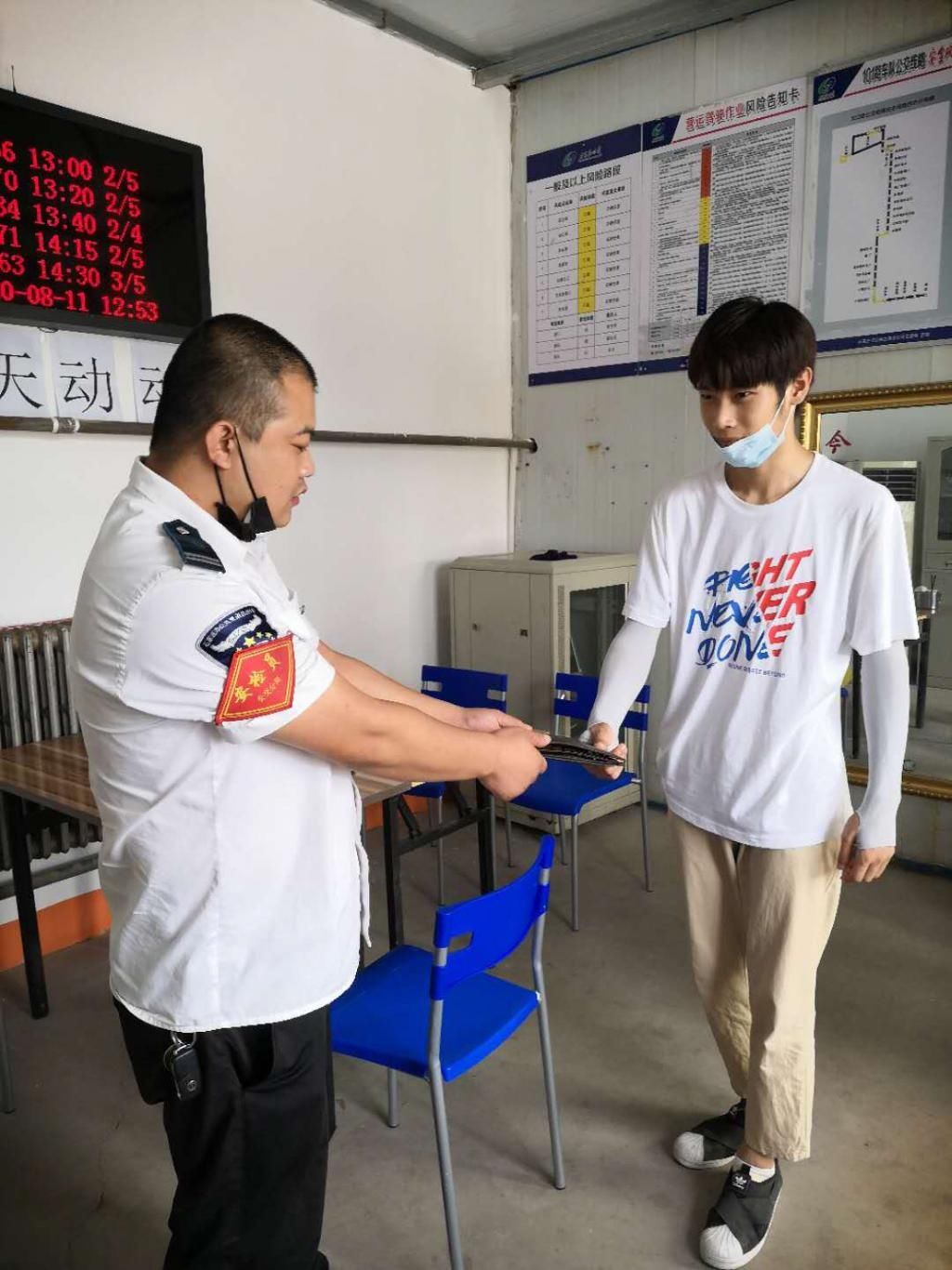  手机|“好事儿”咋这么多？先捡到一部手机，没多久又捡到一个钱包