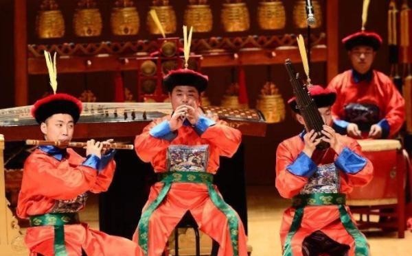 发红包|清朝的皇帝吃年夜饭真潮流，也有“春晚”、“发红包”等节目