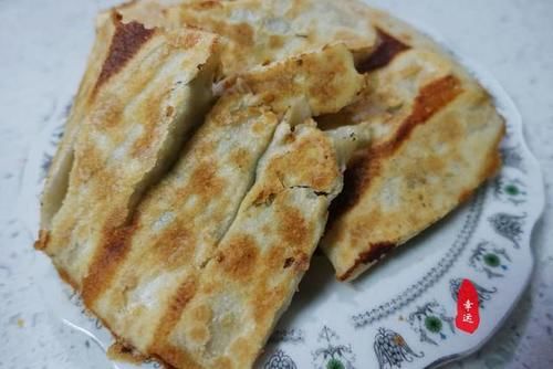 酥脆|酥脆鲜美的锅贴上桌了,皮儿颜色金黄有嚼劲,平时我就爱吃馅儿