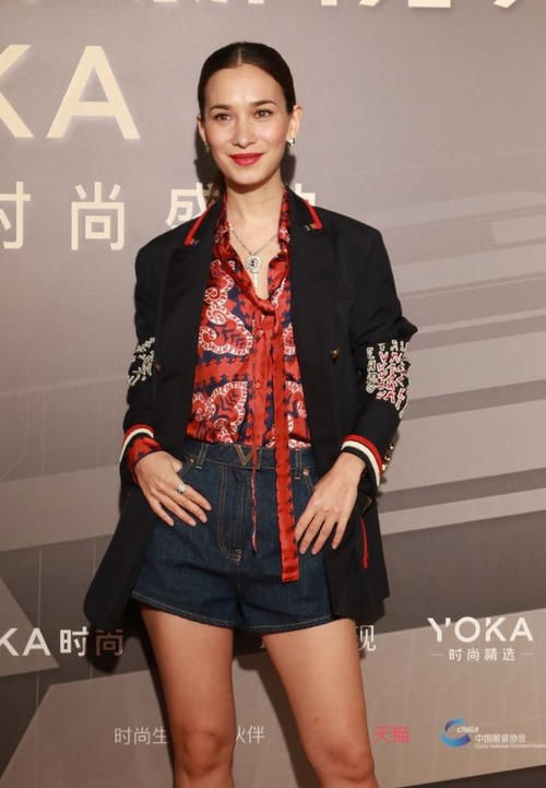 搭配|卢靖姗越看越美,穿基本款短裤参加活动,多看两眼就移不开视线