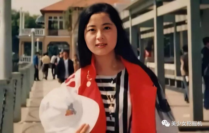 黑发|从清华女神到护国女将军，54岁黑发变白发，全国都为她湿了眼眶…