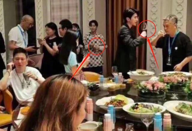  尽显|《青2》庆功宴，蔡徐坤与工作人员喝酒，学员们的饮品却尽显分寸