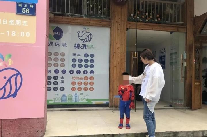  这位|“蜘蛛侠”小男孩和奶奶走散了，多亏这位细心的漂亮小姐姐及时发现