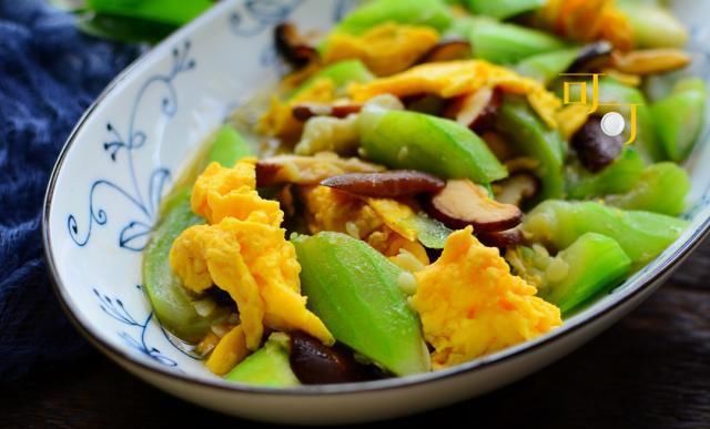  香菇|不用味精就已很鲜美的丝瓜香菇炒蛋，颜色漂亮营养好，一学就会