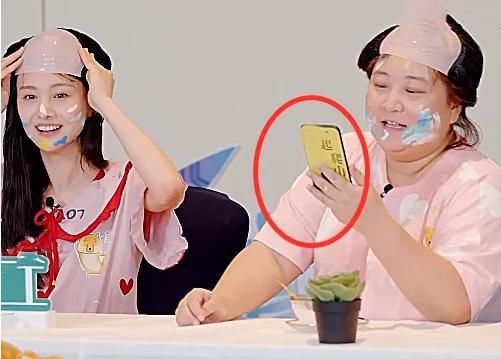 节目组|郑爽戴“秃头假发”后，贾玲用手机跟她合影留念，谁注意手机壳是啥