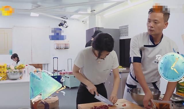  空调|“宝妈”赵丽颖对准空调口切菜，看清身后李浩菲举动，我路转粉了