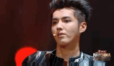  话筒|吴亦凡怒摔话筒罢录，郑均一句话表明立场，成全场最淡定的人！