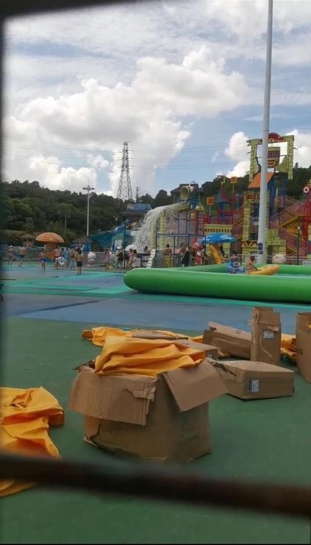  泳池|深圳女子称泳池中遇陌生男子水底偷拍，丈夫报警，派出所介入