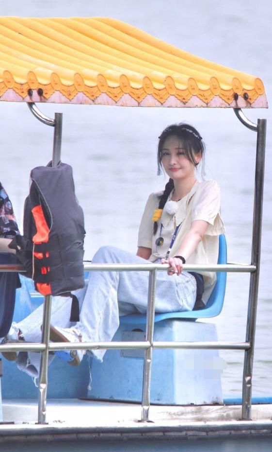  真的|郑爽录制新综艺手机掉湖里，看到第一秒反应：真的既心疼又好笑