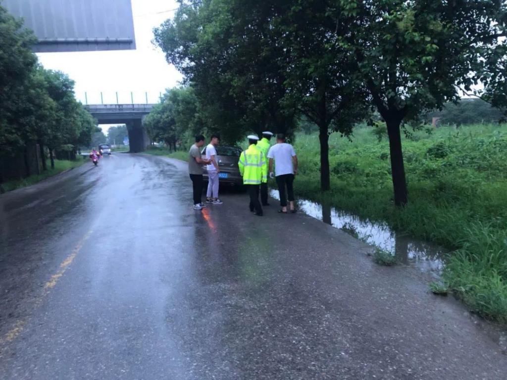  陷入|三原：车辆陷入排水沟，交警及时伸援手