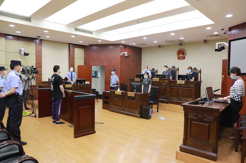 获刑|男子谎称出售“限量版球鞋”诈骗“炒鞋族”30余万获刑5年，被害人还有高一学生