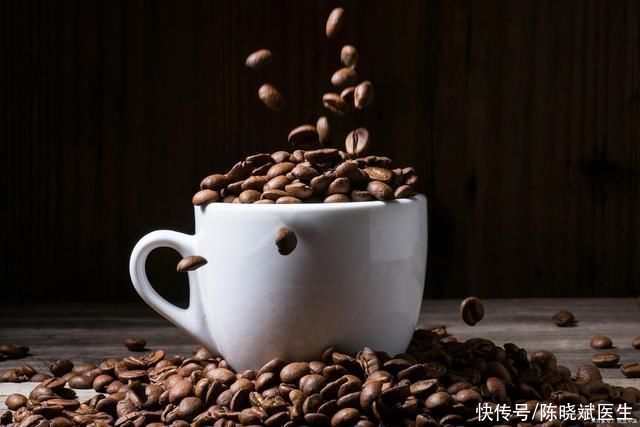 睡觉突然踩空惊醒是什么原因(睡觉容易惊醒是怎么回事?背后6个原因，最好都看看)