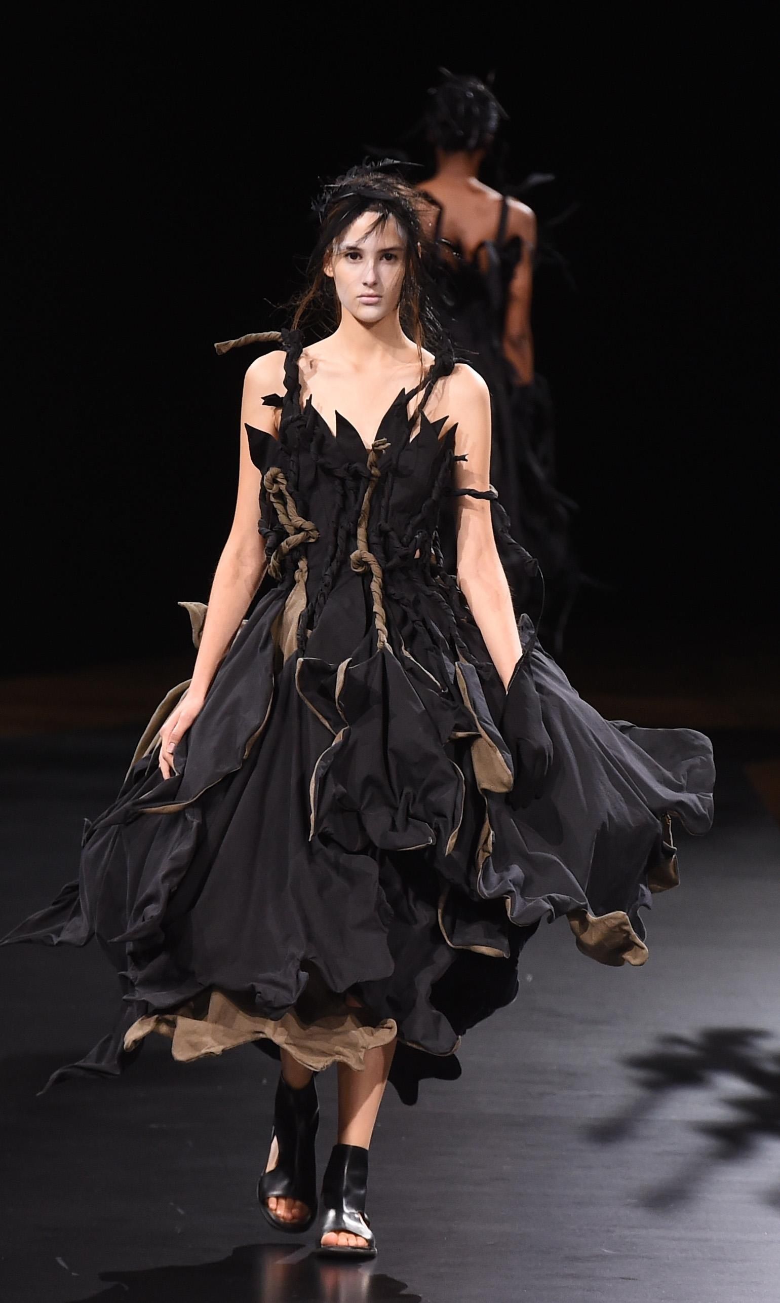  春夏|巴黎时装周：山本耀司发布春夏新品成衣