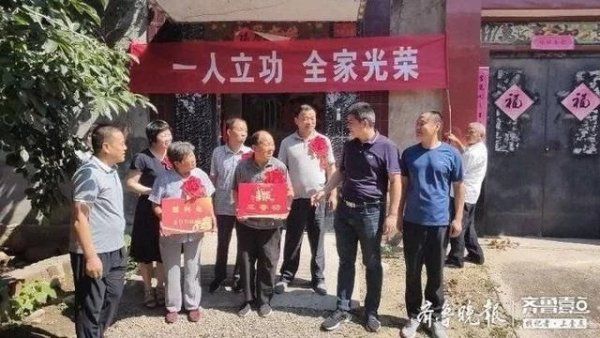 慰问金|喜报来，笑开颜！上高街道4名军人家属收到立功喜报和慰问金