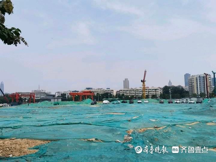 济南千佛山北广场正在推进建设，西南角加油站已搬迁