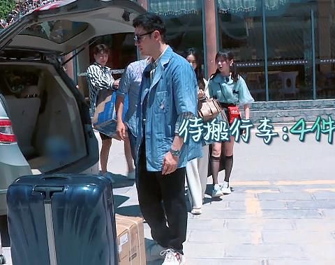  黄晓明|黄晓明在安排如何运行李时，赵丽颖的做法亮了，素质不是装出来的