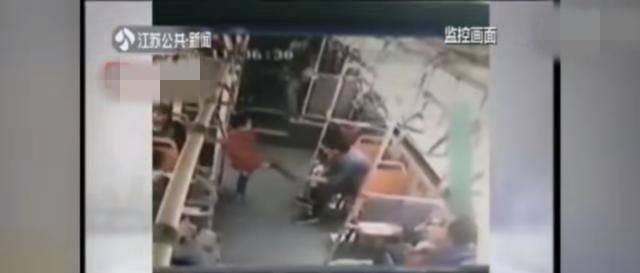 孩子|熊孩子公交车上玩闹，遭同车男子暴打你以为的爱其实是害了孩子