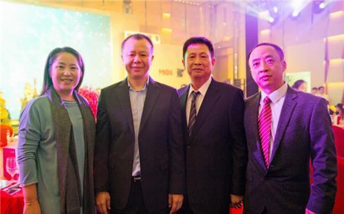 他靠卖豆腐为生,父亲告诉他咱家在深圳有