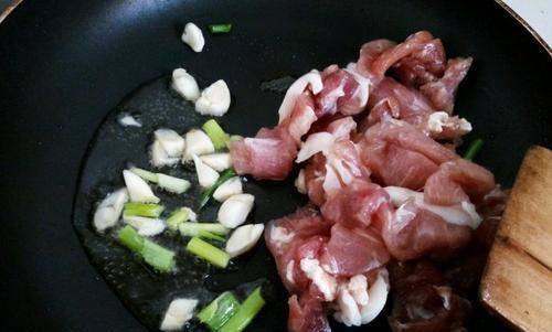  油锅|炒猪肉时，你可千万不能直接下油锅，多加这1步，猪肉更香更嫩！