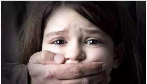 离开|人贩子当众抱娃，反咬宝妈是人贩子，正要离开，宝妈机智“反转”