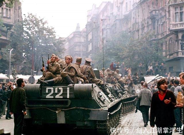 降有|布拉格之春，苏军压境，18万捷克军队为何不战而降有两点很重要