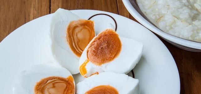 沙流油|腌咸鸭蛋时,别只加食盐,大厨教你正确方法,个个起沙流油