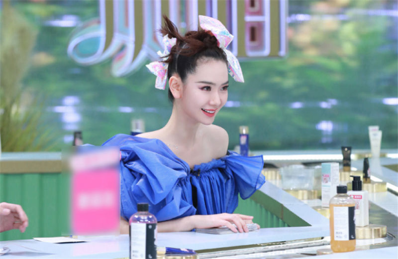  行走|戚薇穿搭行走在时尚前端，与郑爽二美同台，不同画风很养眼