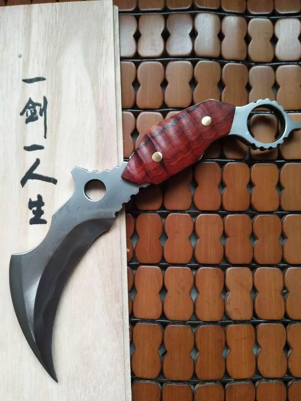 战场|从古代的战场利刃,到现在的杀伐利器,传统刀剑和现代短刀,你更喜欢哪种?