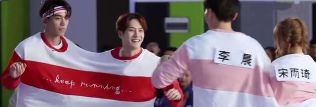  李晨|李晨撕名牌瘾戒不掉？家里收藏所有嘉宾名牌，李现王嘉尔的最显眼