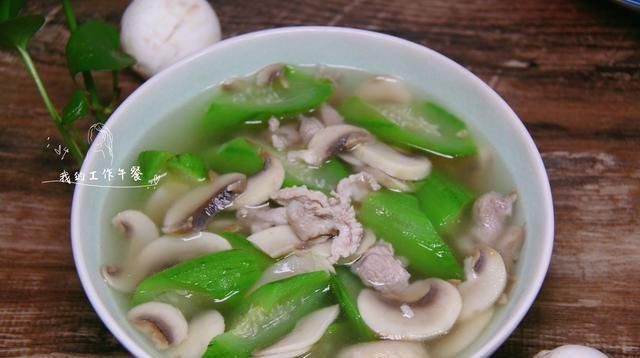  鲜美|三伏天，丝瓜和两种食材滚汤很搭，清热解暑，鲜美好喝又营养