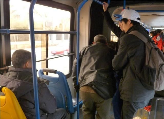 妈妈|公交上6岁男孩给老人让座，却被妈妈制止，乘客反而夸赞做得好