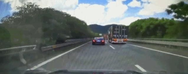  行车记录仪|惊险！两车擦身相撞，又是安全距离不足惹的祸！