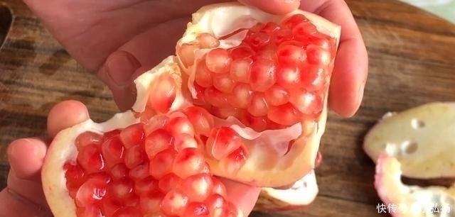 机关|吃了20年石榴才知道,石榴上有个“小机关”,3秒剥好不脏手