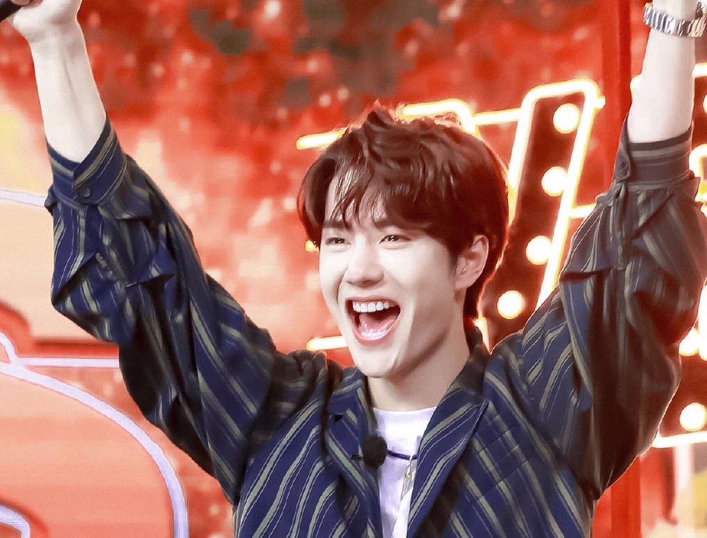  累坏|天天向上王一博被强行搭顺风车，悠哉撩发负责帅，却累坏大张伟