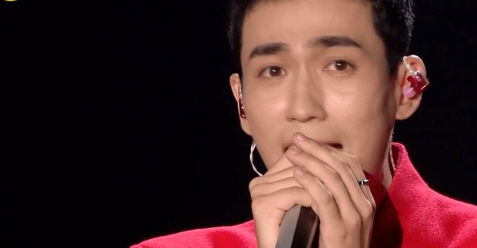  何炅|青春芒果夜：万茜顶替谢娜，主持首秀搭档何炅，却还不如黄圣依稳