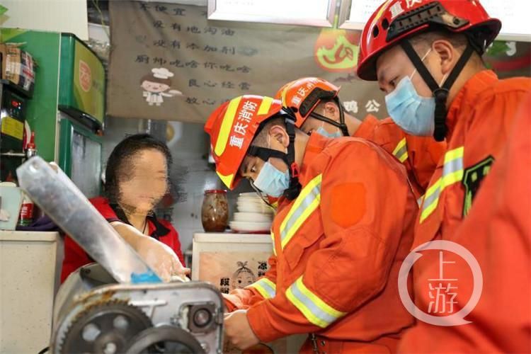  面馆|面馆员工手卡进了压面机 看到都痛