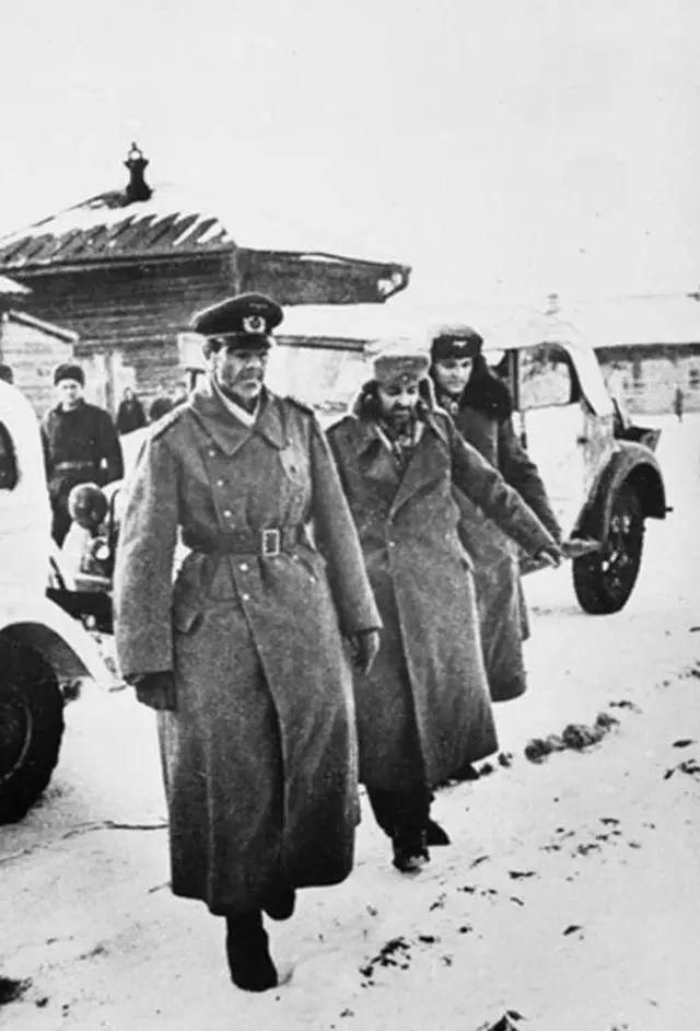 二战中|一组老照片；苏军俘虏第一位德国元帅及苏军入侵布拉格